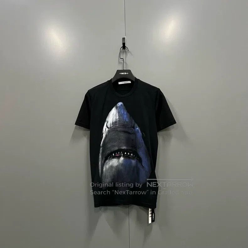 Givenchy Givenchy Shark Short Sleeve XS Size 3 L Size Size US XS / EU 42 / 0 - 1 Thumbnail