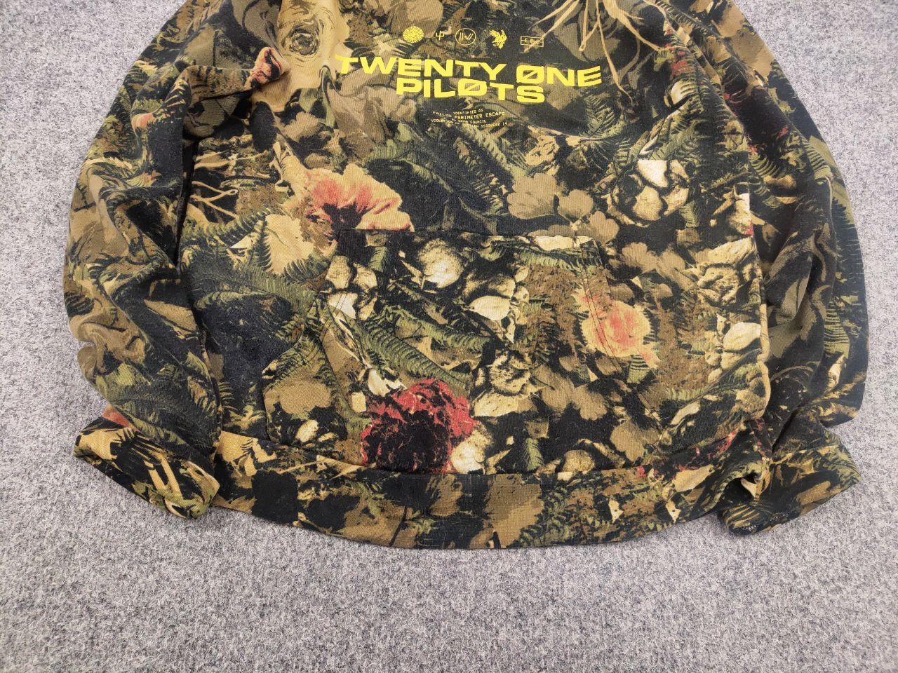 Band Tees Vintage Twenty One Pilots Band Logo Camo Floral Green Hoodie Size US S / EU 44-46 / 1 - 6 Thumbnail