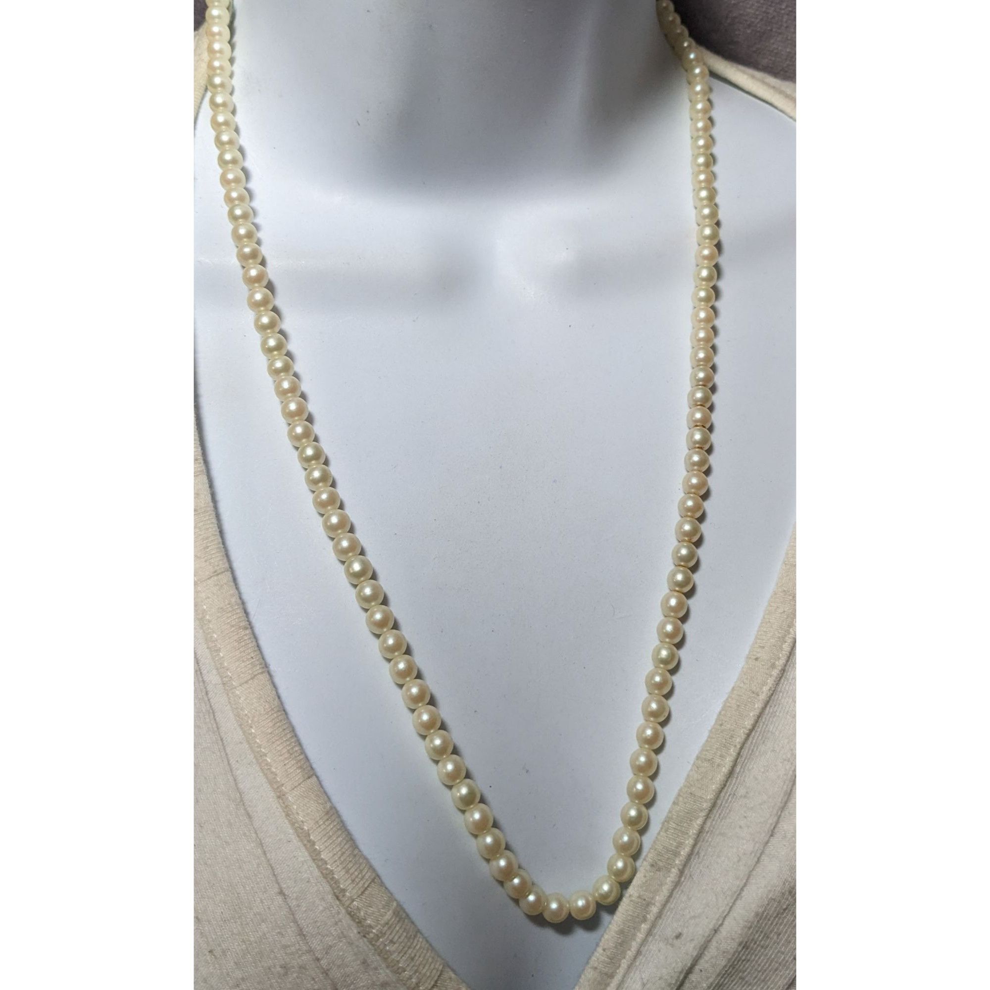 Other Vintage Simple Faux Pearl Necklace With Gold Tone Barrel Cla Size ONE SIZE - 5 Thumbnail