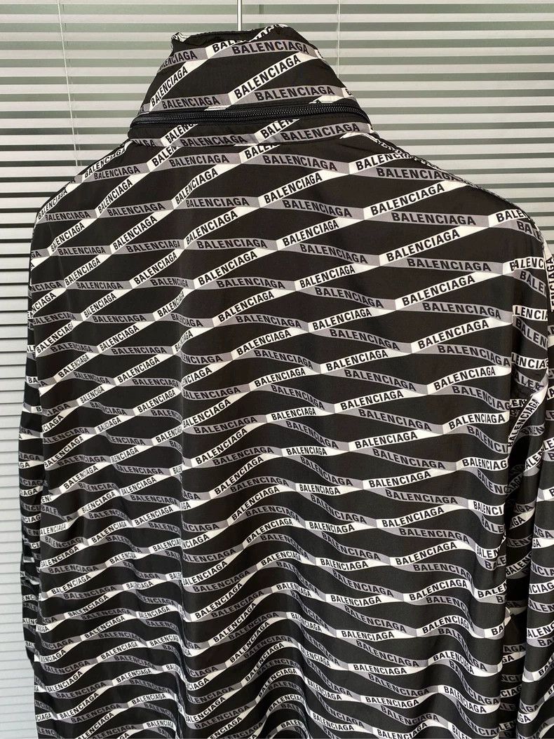Balenciaga Balenciaga Bullet screen full of logo hidden hat jacket 250 Size US L / EU 52-54 / 3 - 3 Thumbnail