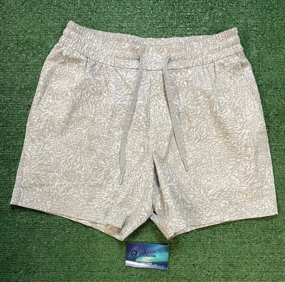 Lululemon Lululemon Bowline grey and white pattern shorts Size US 32 / EU 48 - 1 Thumbnail