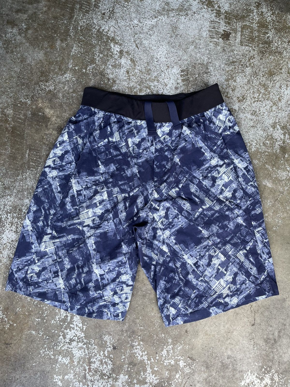 Lululemon Lululemon Core Shorts Size US 32 / EU 48 - 1 Thumbnail