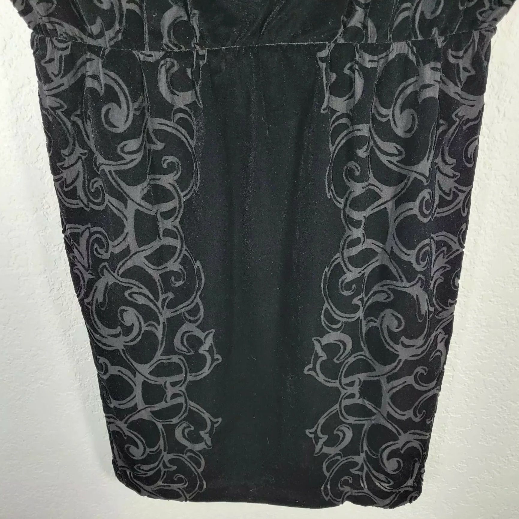 White House Black Market Womens White House Black Market Velvet Textured Lined Mini Dress Open Back XS Black Velvet Textured Open Back Mini Dress Womens XS Size XS / US 0-2 / IT 36-38 - 4 Thumbnail