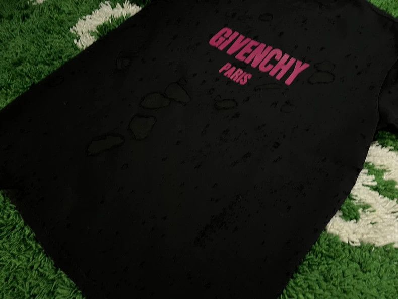 Givenchy Givenchy Black and Pink Large Hole Short Sleeve OS XS Size Size US XS / EU 42 / 0 - 3 Thumbnail