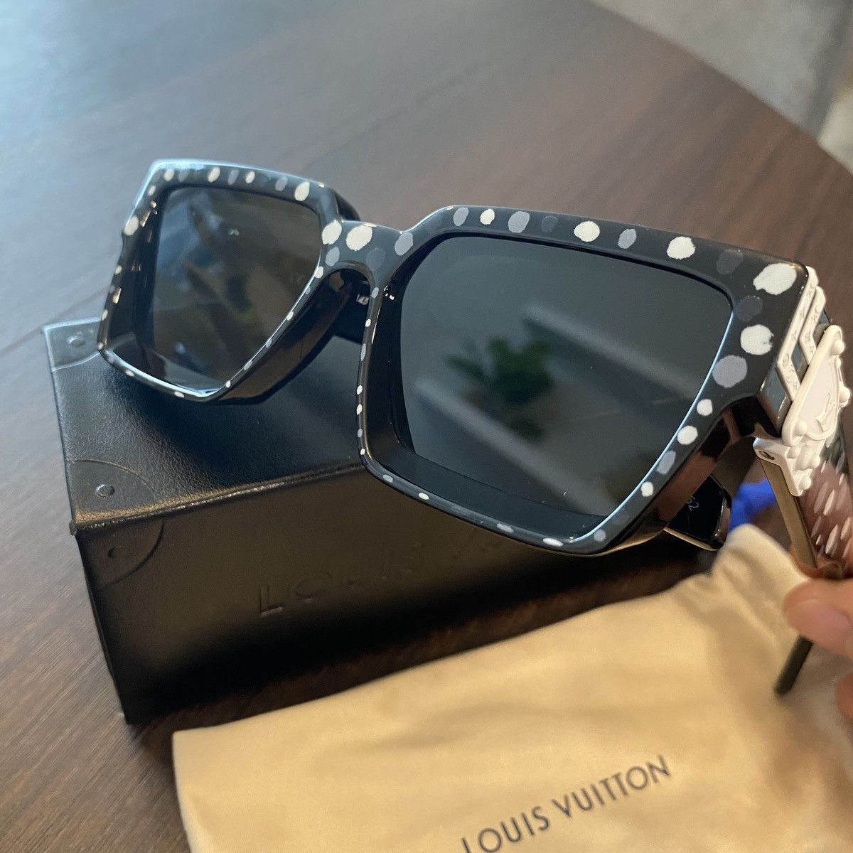 Louis Vuitton Louis Vuitton x Yayoi Kusuma Millionaire Sunglasses Size ONE SIZE - 4 Thumbnail