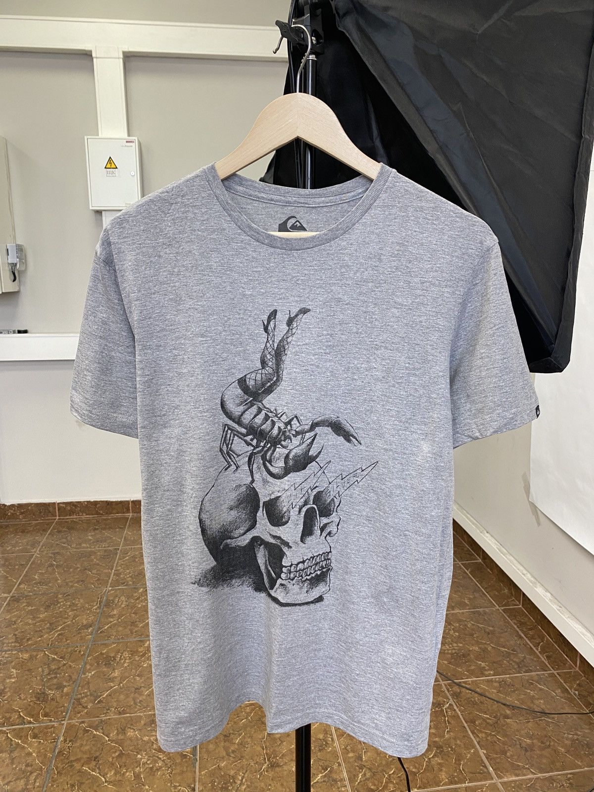 Quiksilver × Vintage 💀 Vintage Y2K Quiksilver Skull Sclerpion girl t-shirt Size US S / EU 44-46 / 1 - 1 Thumbnail