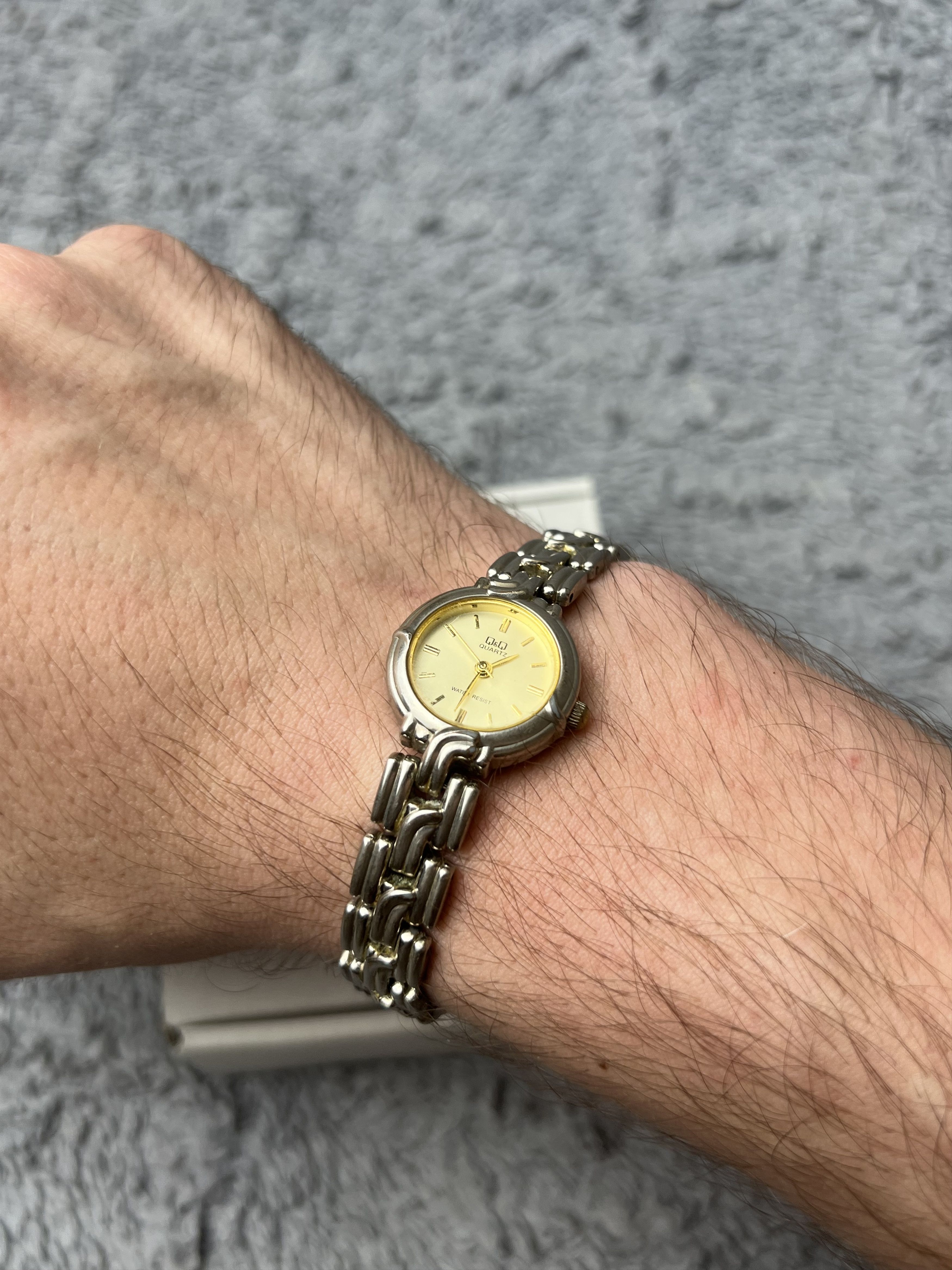 Vintage Futuristic Minimalistic Q&Q Japanese Style Bracelet Watch Size ONE SIZE - 13 Thumbnail