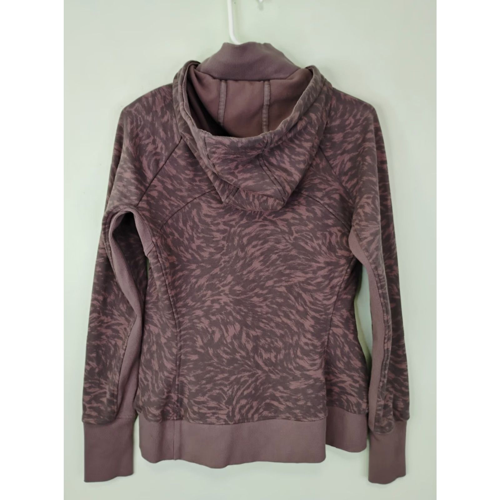 Athleta Athleta Hoodie Full Zip M Women Purple Printed Animal Pattern Size M / US 6-8 / IT 42-44 - 2 Thumbnail