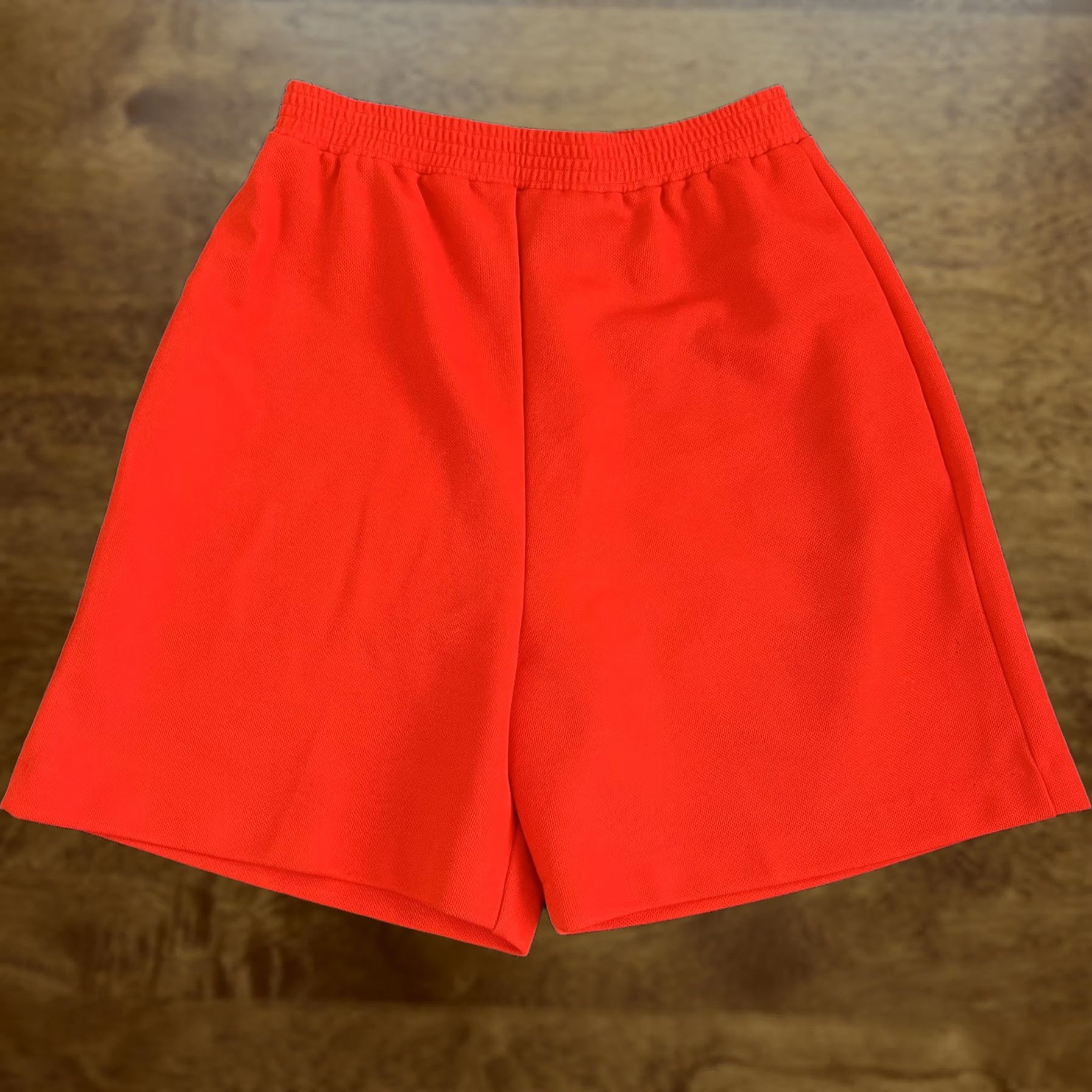 Vintage VINTAGE Queen Casuals Shorts Womens M Red Knit Sweat Elastic Waist Lounge Casual Activewear Womens, Relaxed Fit, Pull On, 6.5 Inseam Size 24" / US 00 / IT 34 - 1 Thumbnail