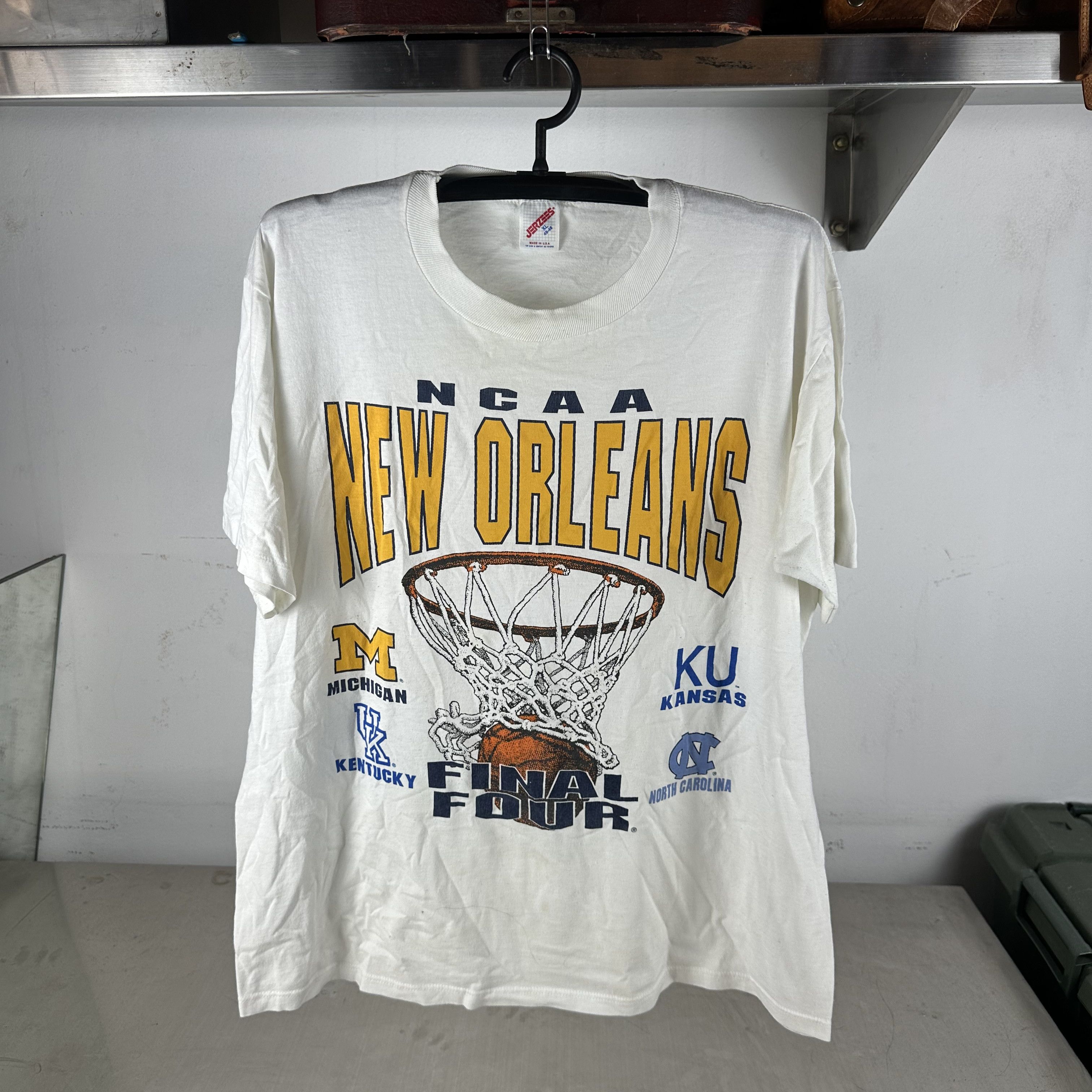 Vintage 90s New Orleans NCAA College Basketball Final Four T-shirt Size US XL / EU 56 / 4 - 1 Thumbnail