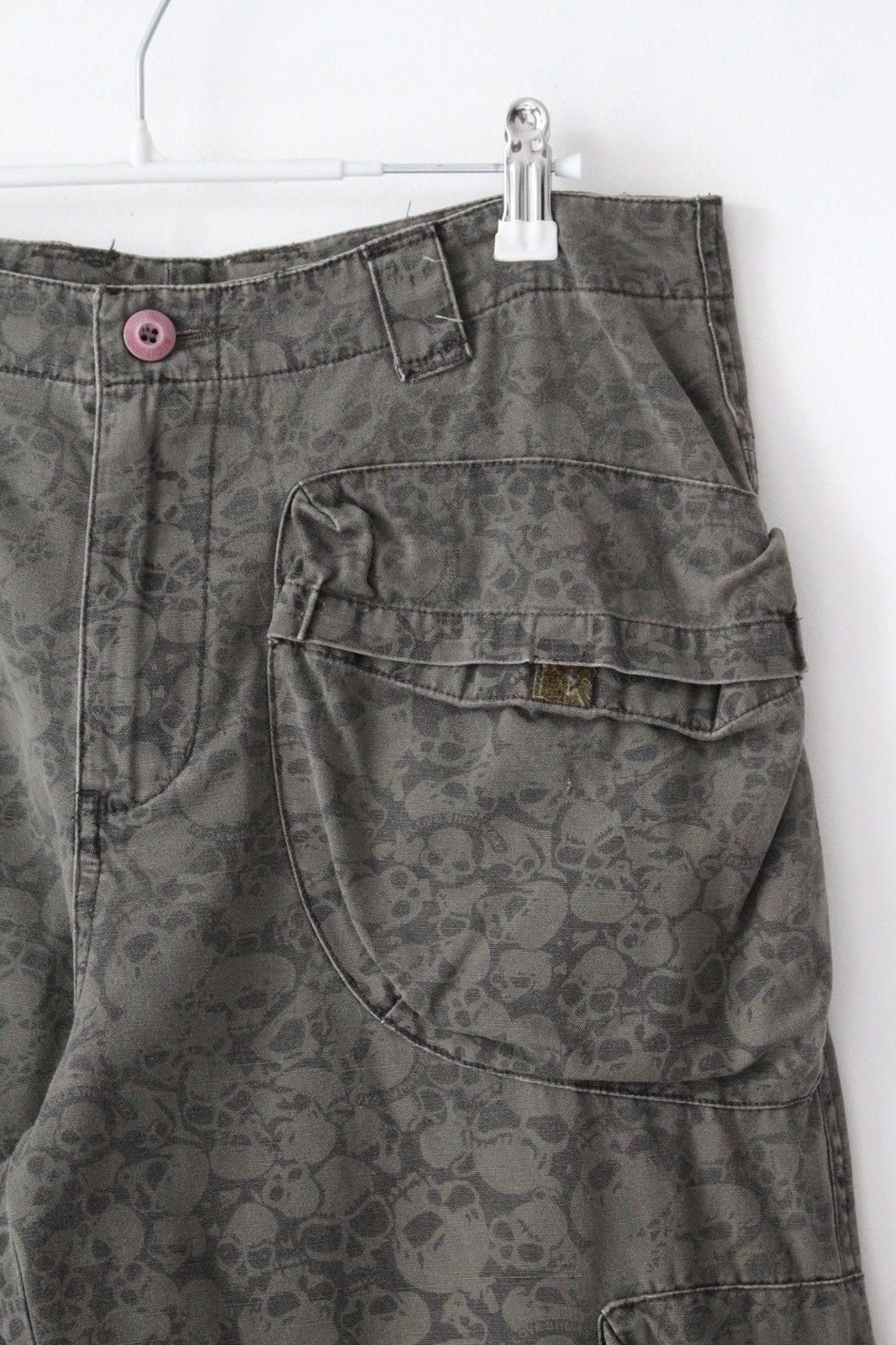 Neighborhood SS2006 NEIGHBORHOOD SKULL 6 POCKET CARGO SHORTS Size US 30 / EU 46 - 5 Thumbnail