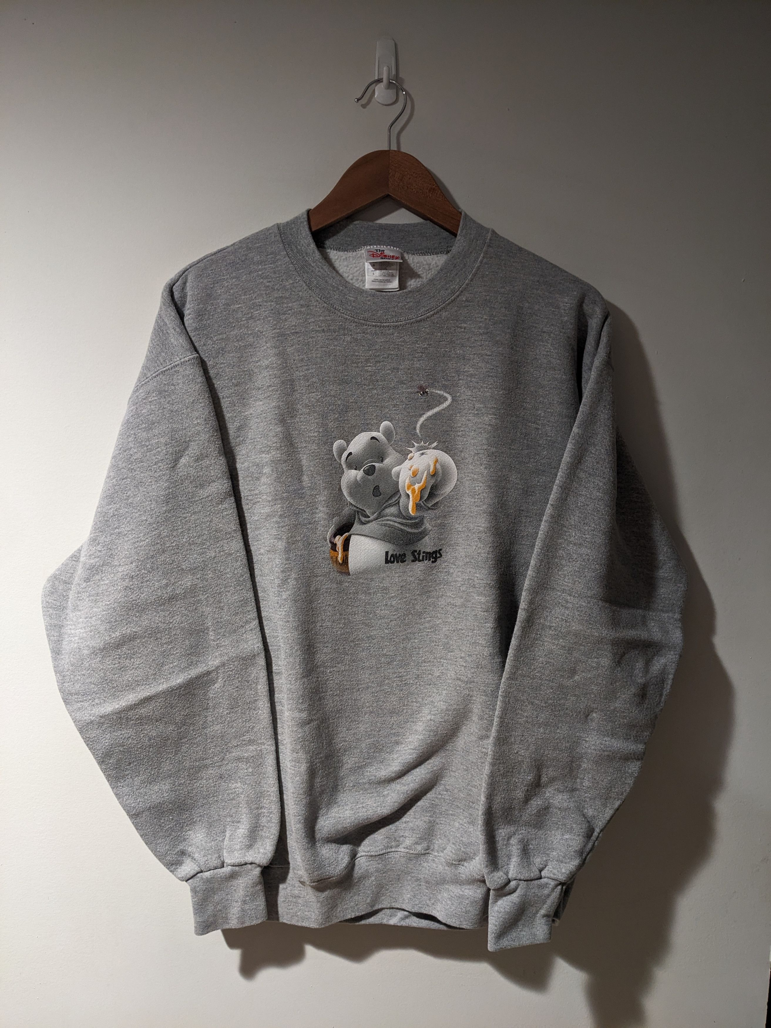 Disney × Vintage Vintage 90s Winnie the Pooh Love Stings Honey Sweatshirt Size US L / EU 52-54 / 3 - 1 Thumbnail