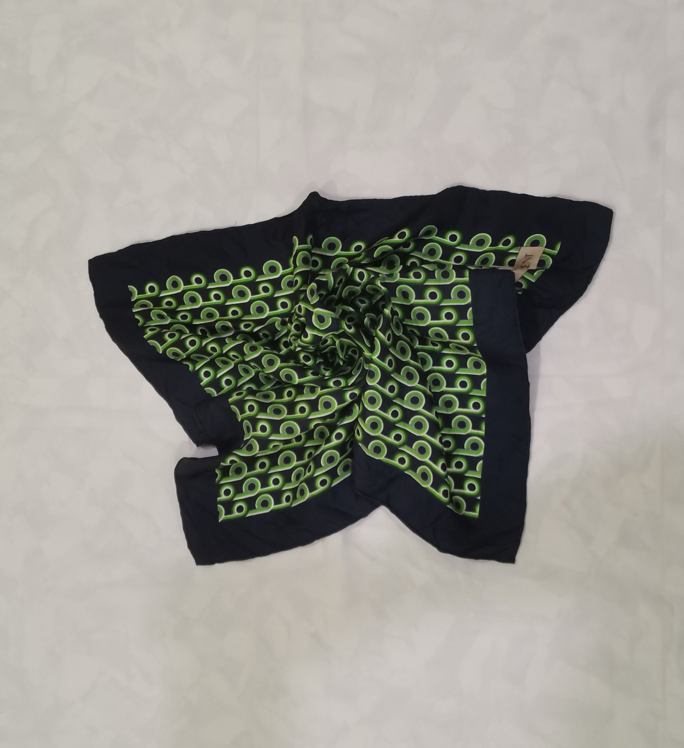 Yves Saint Laurent Rare Yves saint laurent scarves nice design Size ONE SIZE - 3 Thumbnail