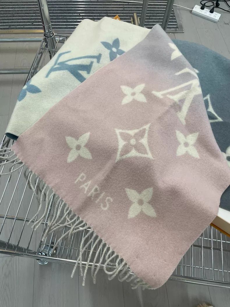 Louis Vuitton Louis Vuitton Pink and blue ombre presbyopic printed cashm Size ONE SIZE - 2 Thumbnail