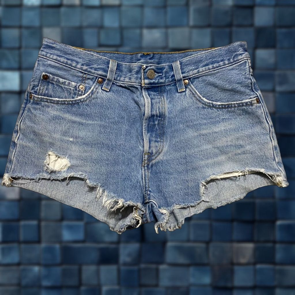 Levi's Levi's 501 Womens Jeans Shorts Blue Denim Medium Wash Cut-Off Inseam 2" 28 in Inseam 2 in Size 28" / US 6 / IT 42 - 1 Thumbnail