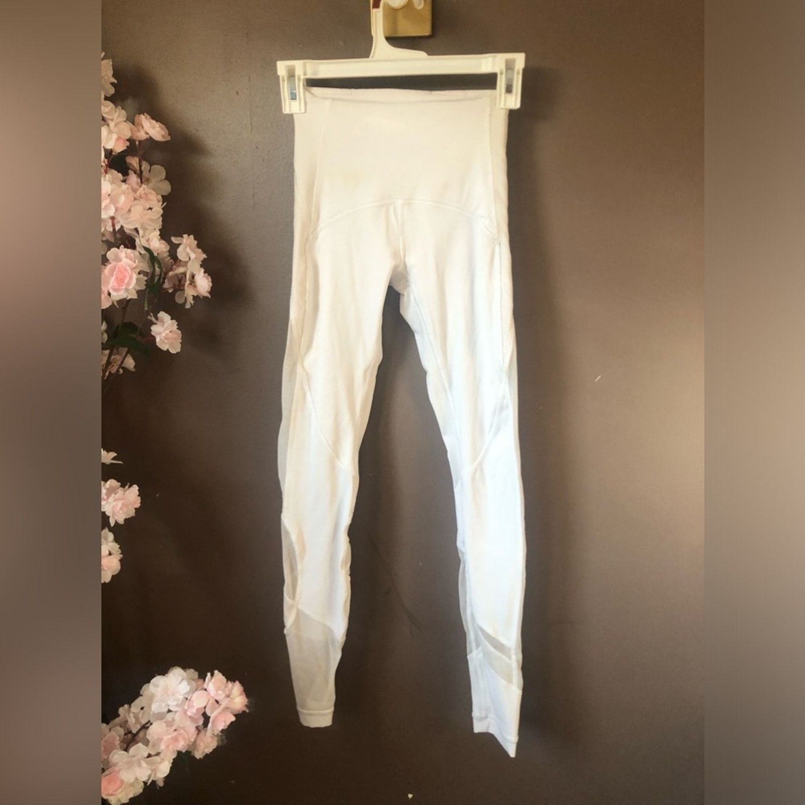 Lululemon White lululemon compression legging with sheer mesh design. Size 25" / US 0 / IT 36 - 1 Thumbnail