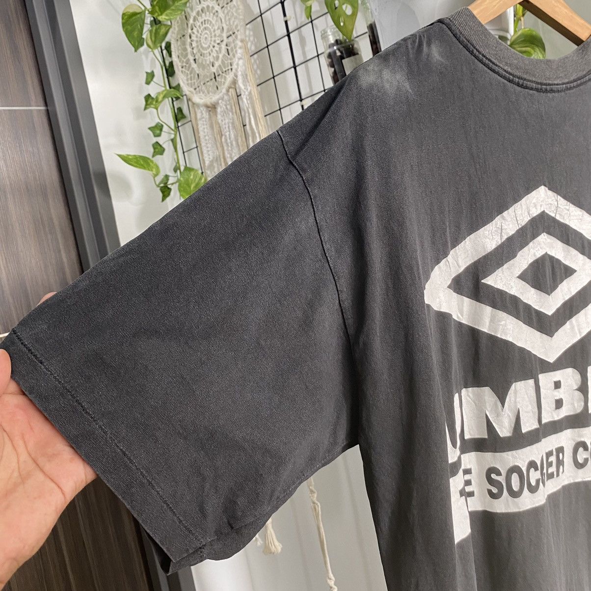 Umbro 💥SICK💥THRASHED Faded Vintage 90s Umbro ERD OASIS TSHIRT Size US L / EU 52-54 / 3 - 3 Thumbnail