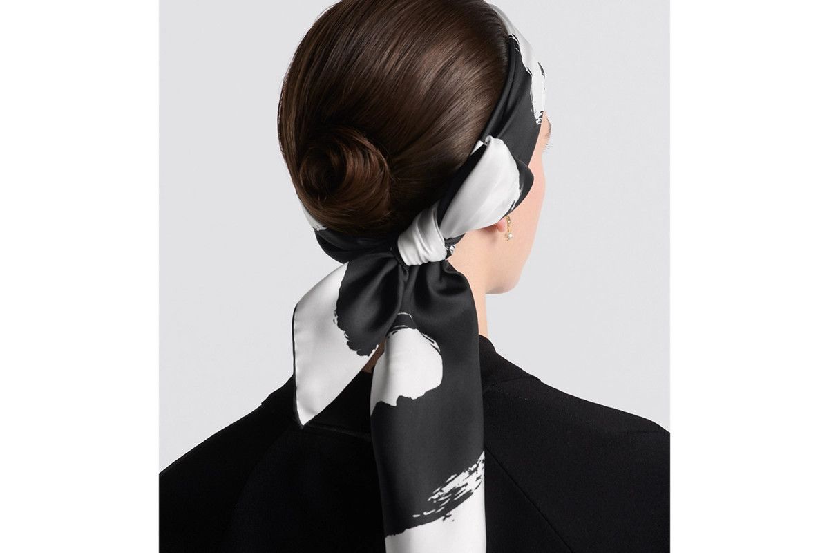Dior o1bcso1str0226 Size:OS/90 Square Scarf in White/Black Size ONE SIZE - 5 Thumbnail