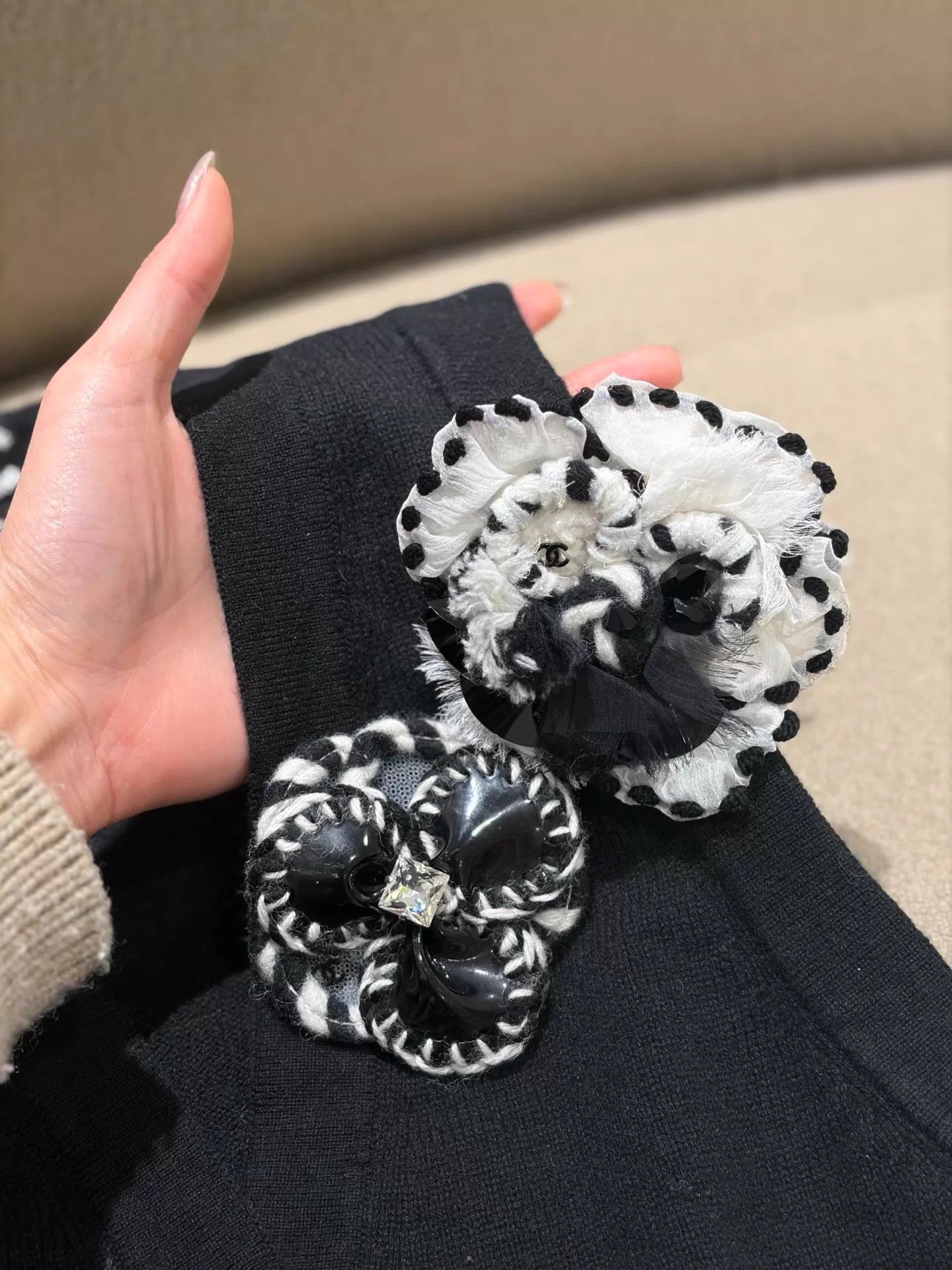 Chanel Chanel 23K Camellia Black Vest Quinlin 99 36 1BroochMissing Size XS / US 0-2 / IT 36-38 - 2 Thumbnail