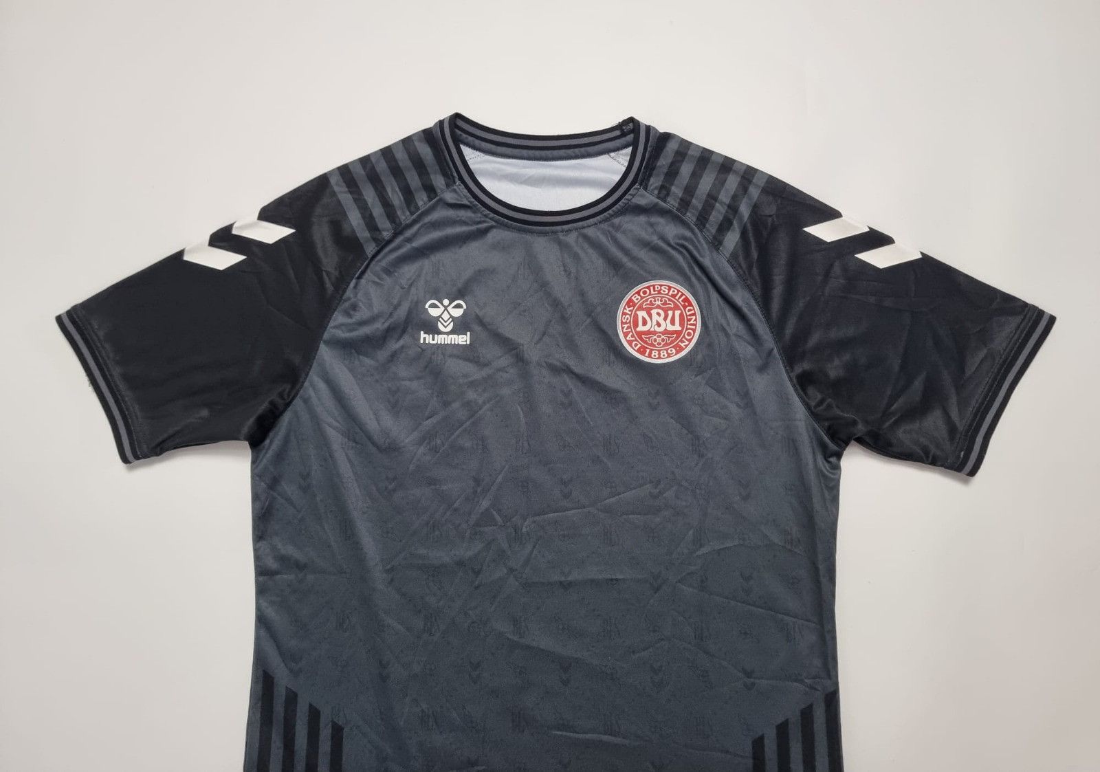 Hummel Denmark 2022 GK special kit Hummel L mens football shirt Size US L / EU 52-54 / 3 - 5 Thumbnail
