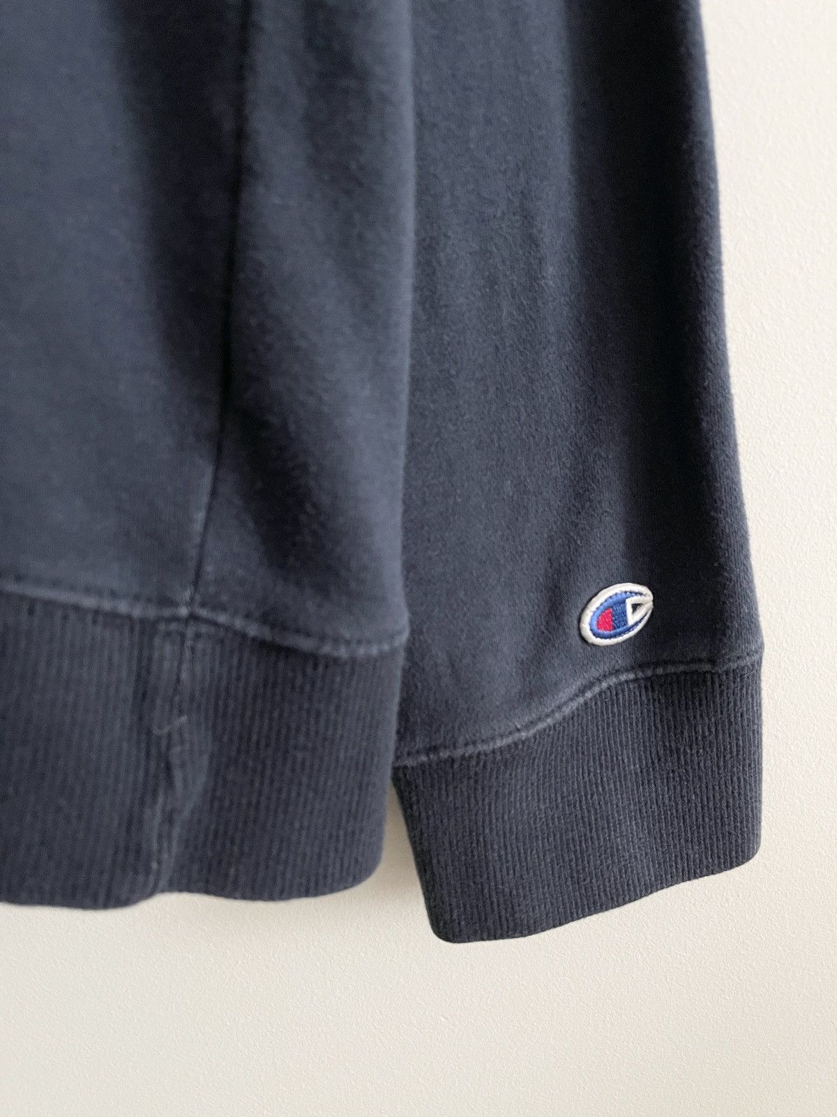 Champion STEAL! Vintage 2000s Champion Side Logo Sweatshirt Crewneck Size US XL / EU 56 / 4 - 3 Thumbnail