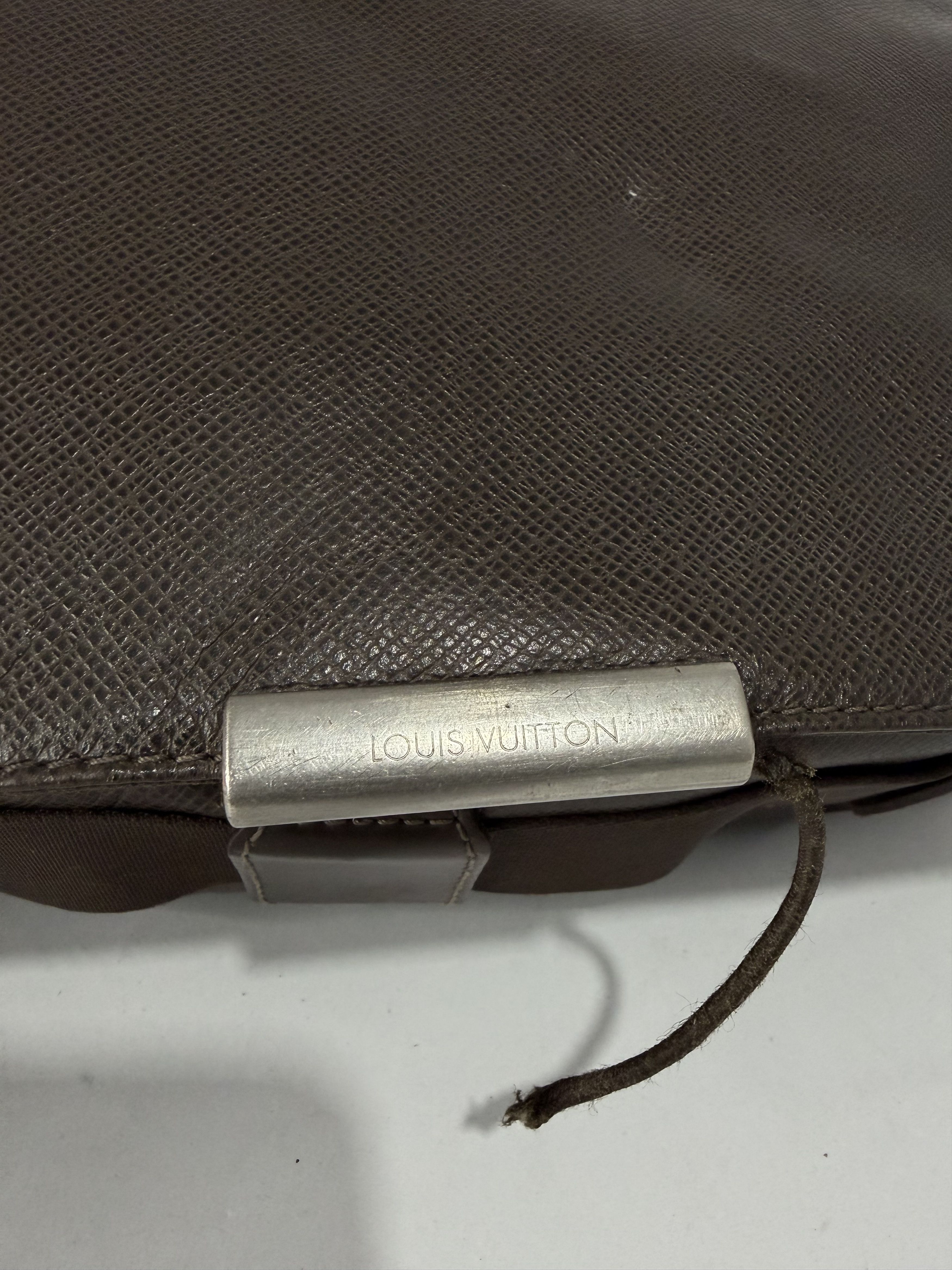 Louis Vuitton LOUIS VUITTON Brown Taiga Leather Viktor Messenger Bag Size ONE SIZE - 2 Thumbnail