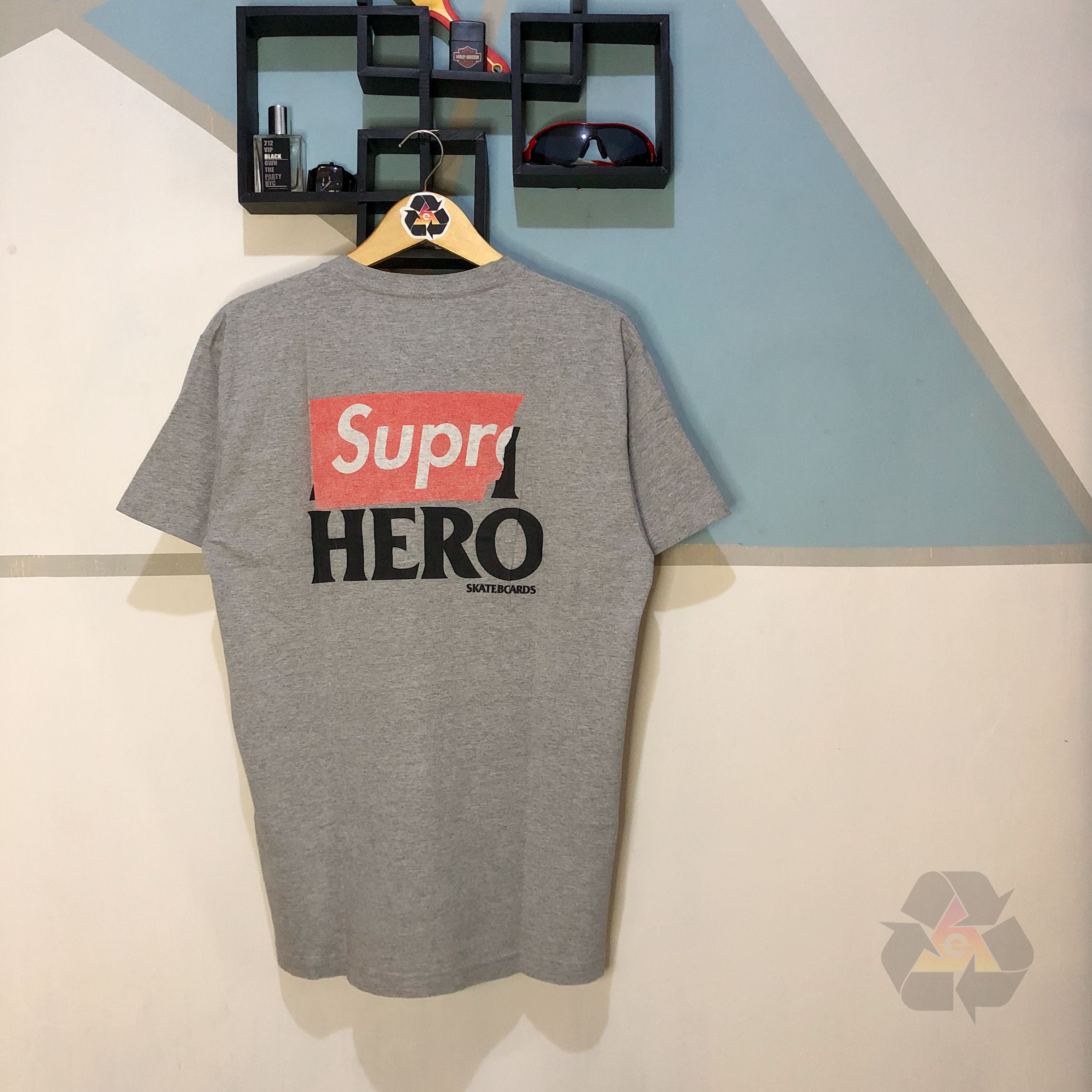 Supreme Supr HERO SKATEBOARDS Tシャツ XL Supreme Supr HERO SKATEBOARDS Tシャツ XL Supreme x ANTIHERO