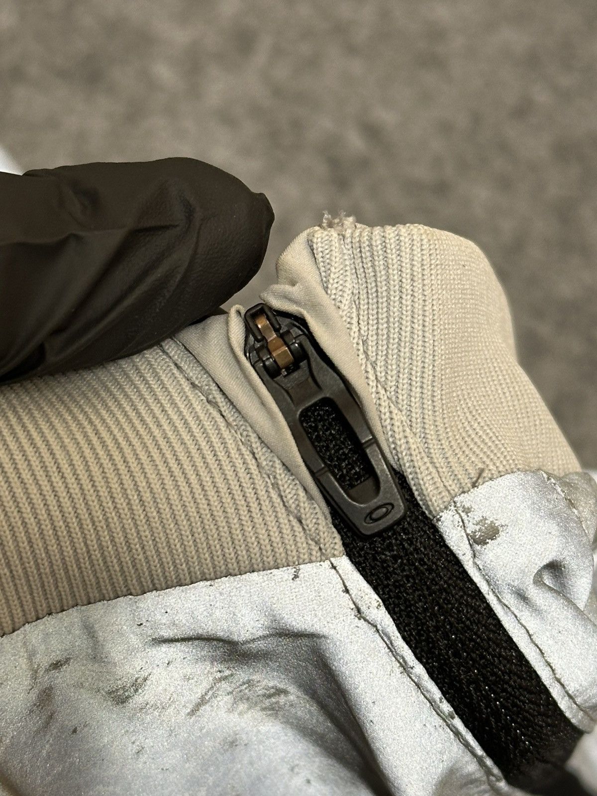 Oakley Oakley Skull Active Insulation pullover in a reflective. Size US L / EU 52-54 / 3 - 7 Thumbnail