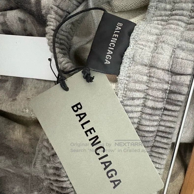 Balenciaga Balenciaga size M Grey Manchester Logo Graffiti Baggy Swea Size US 27 - 3 Thumbnail