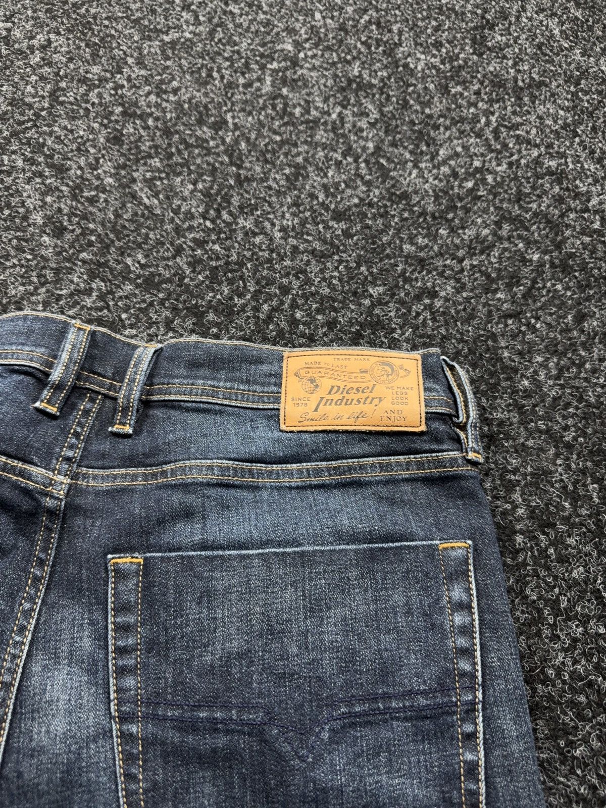 Diesel Luxury 00s Y2K Diesel Tepphar Slim Carrot Faded Wash Jeans Size US 32 / EU 48 - 19 Thumbnail