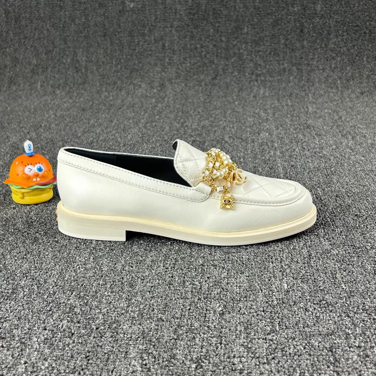 Chanel CHANEL White Pearl CC Lock Chain Loafer 36.5 Size US 6 / IT 36 - 4 Thumbnail