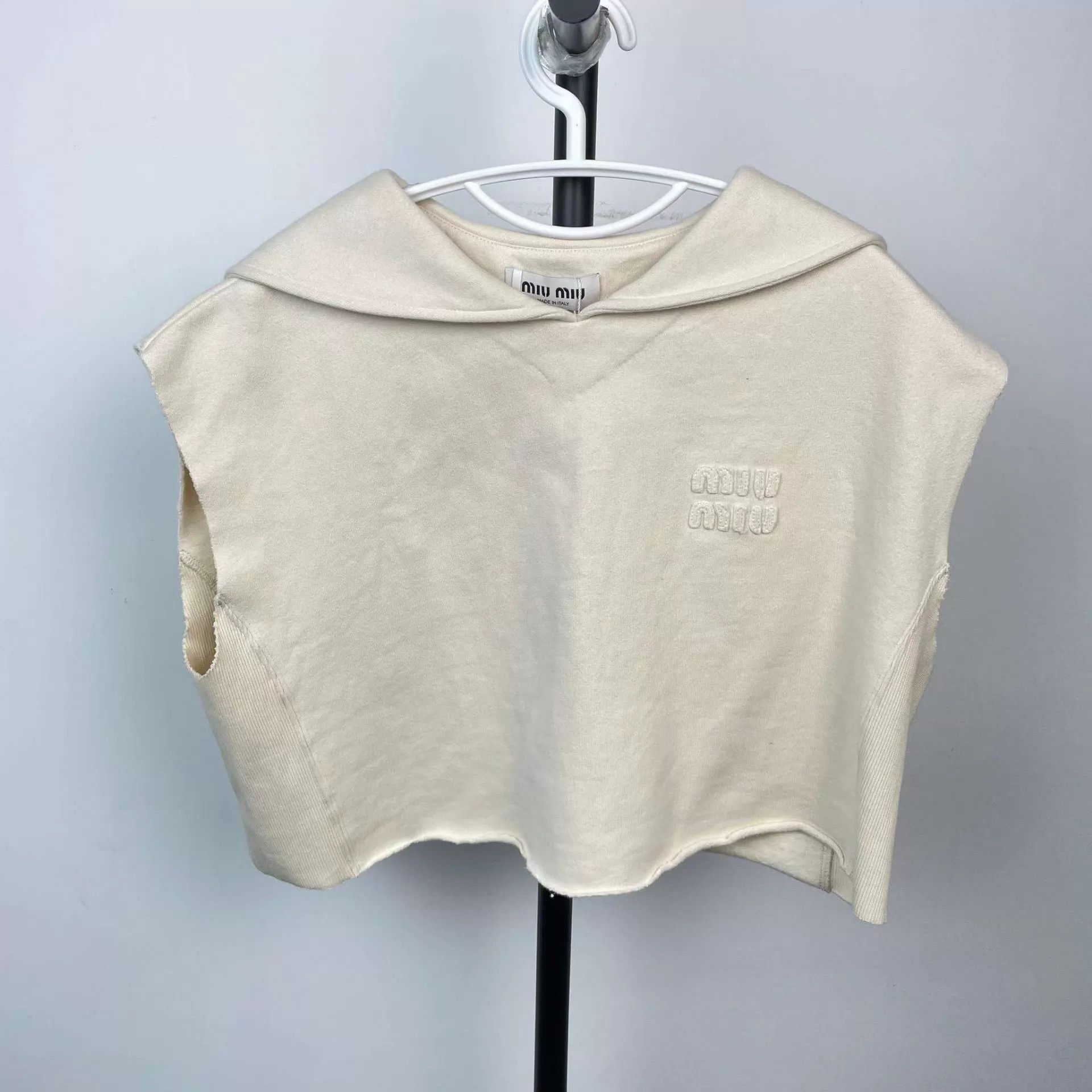 Miu Miu MIU MIU white knit vest XS Size XS / US 0-2 / IT 36-38 - 1 Thumbnail