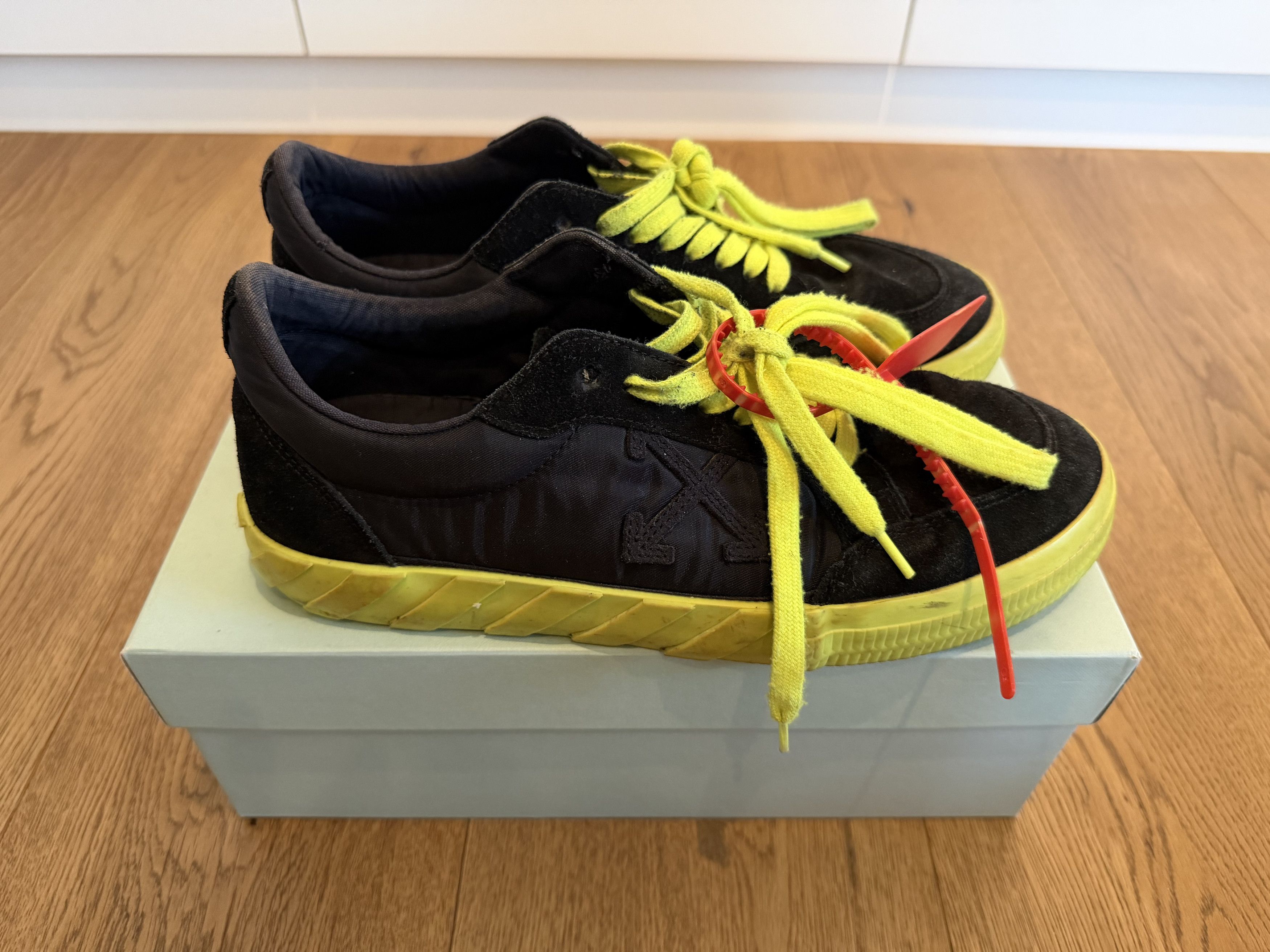 Off-White Off-White Vulcanized Low black/neon Size US 10 / EU 43 - 1 Thumbnail