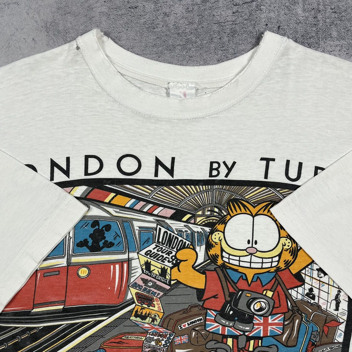 Cartoon Network Vintage Garfield “London by Tube” cartoon T shirt 90’s Size US M / EU 48-50 / 2 - 4 Thumbnail