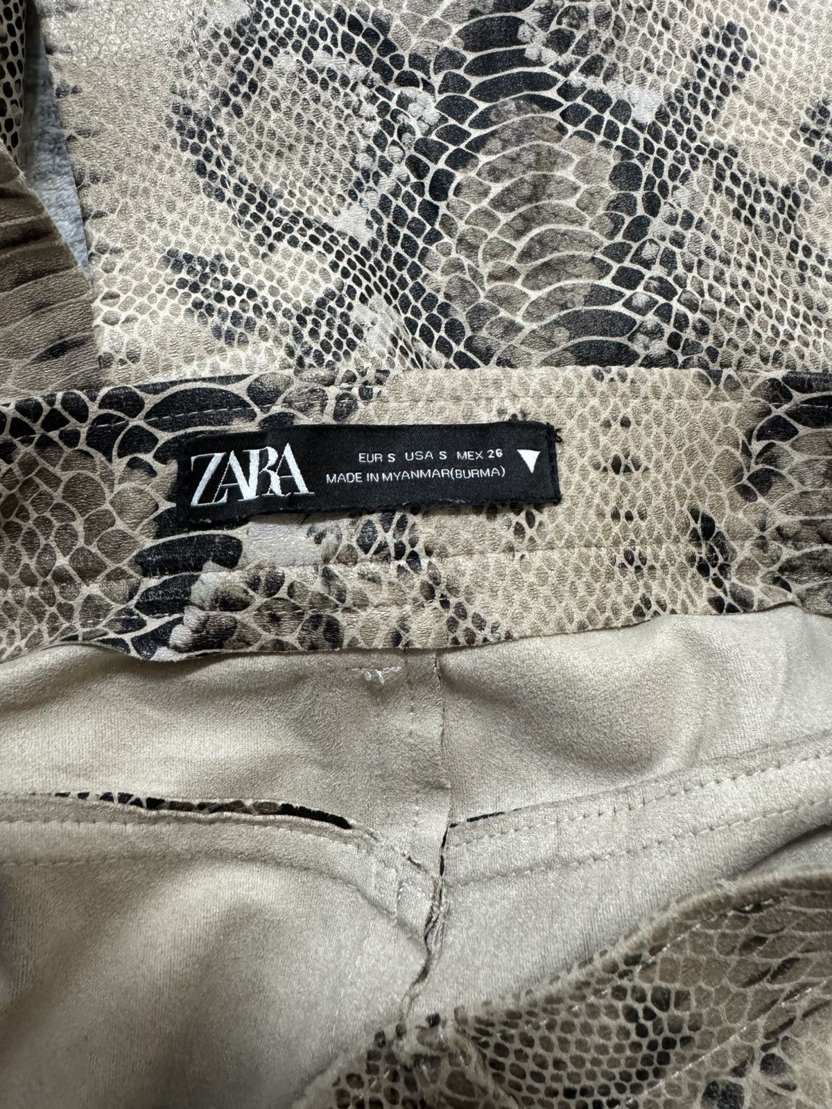 Zara ZARA PYTHON STYLE MIDI SKIRT Size 26" / US 2 / IT 38 - 8 Thumbnail