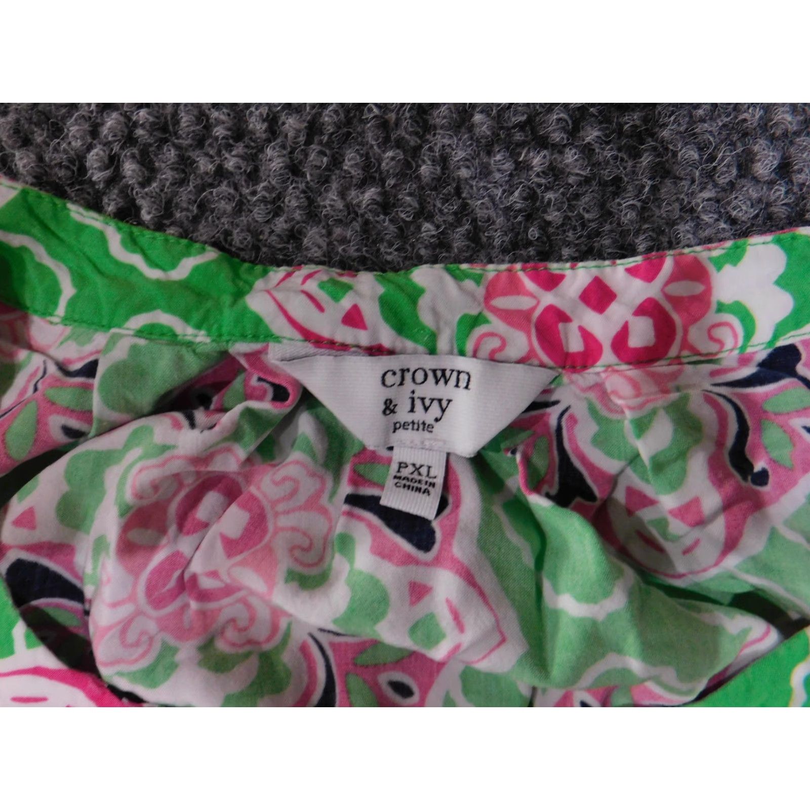 Vintage Crown & Ivy Blouse Womens Petites PXL Green Pink Sleeveless Floral Border Print Henley Button Short Neckline/Boho Casual Size XL / US 12-14 / IT 48-50 - 6 Thumbnail