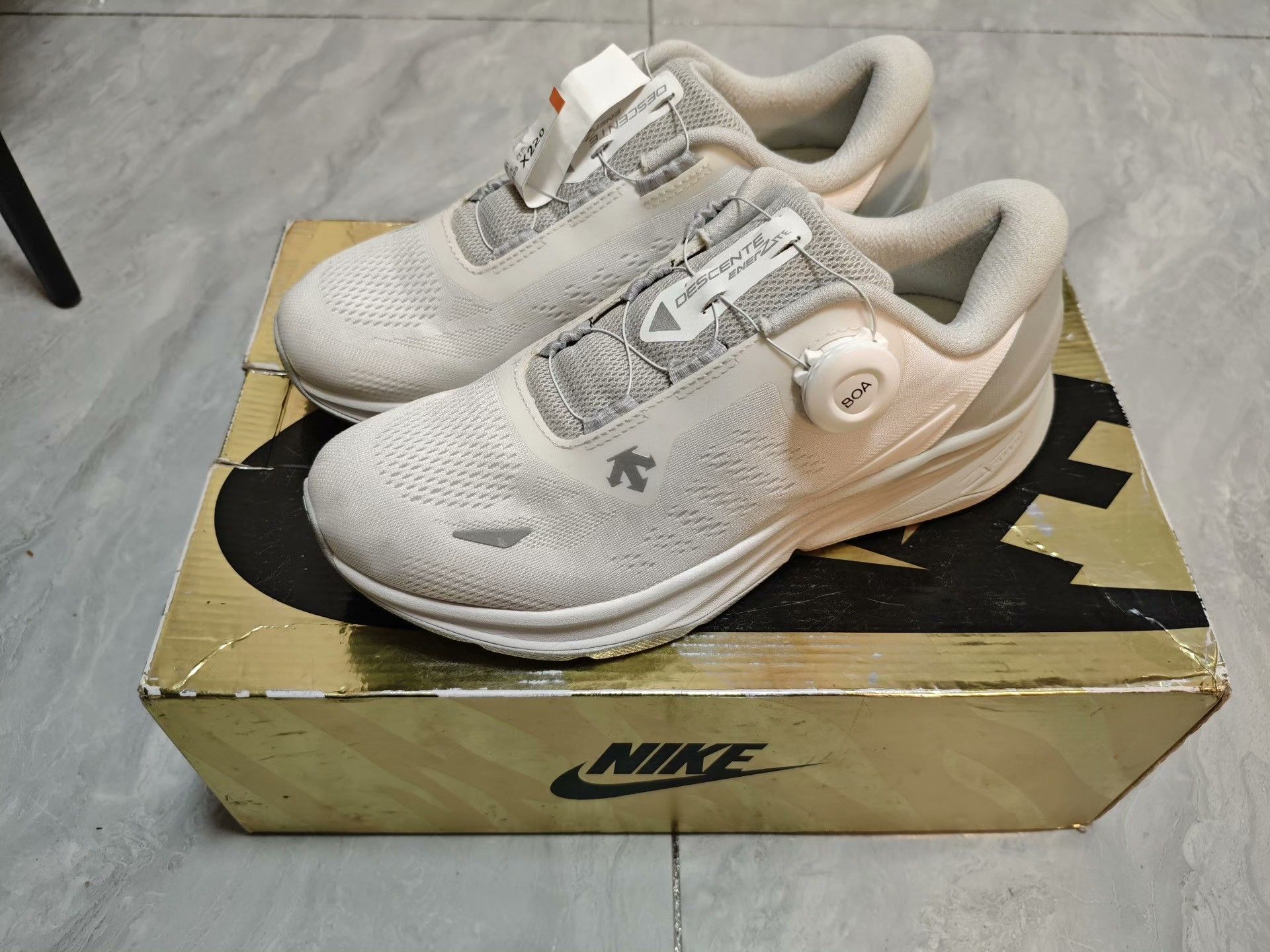 Descente Descente White Lowtop Sneakers 6 Men Size US 6 / EU 39 - 1 Thumbnail