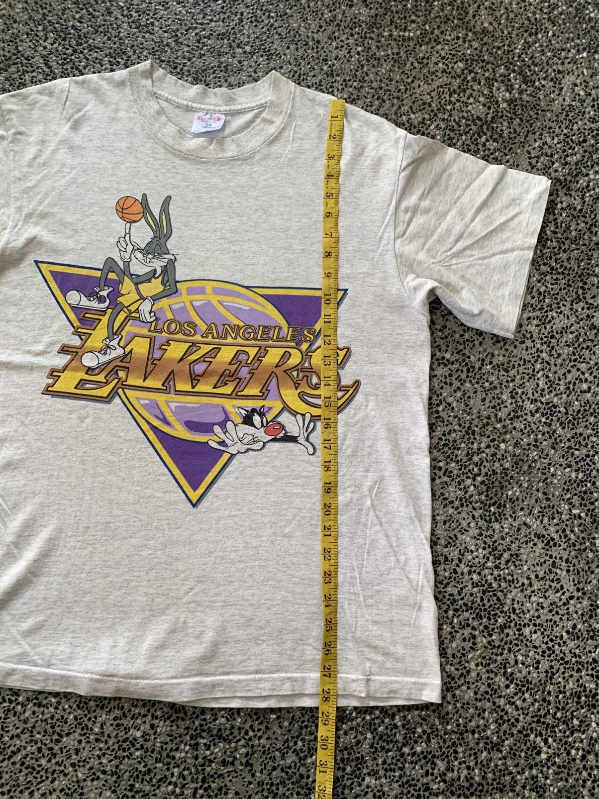 NBA Vintage 90s Los Angeles Lakers X Looney Tunes NBA T shirt Size US L / EU 52-54 / 3 - 8 Thumbnail