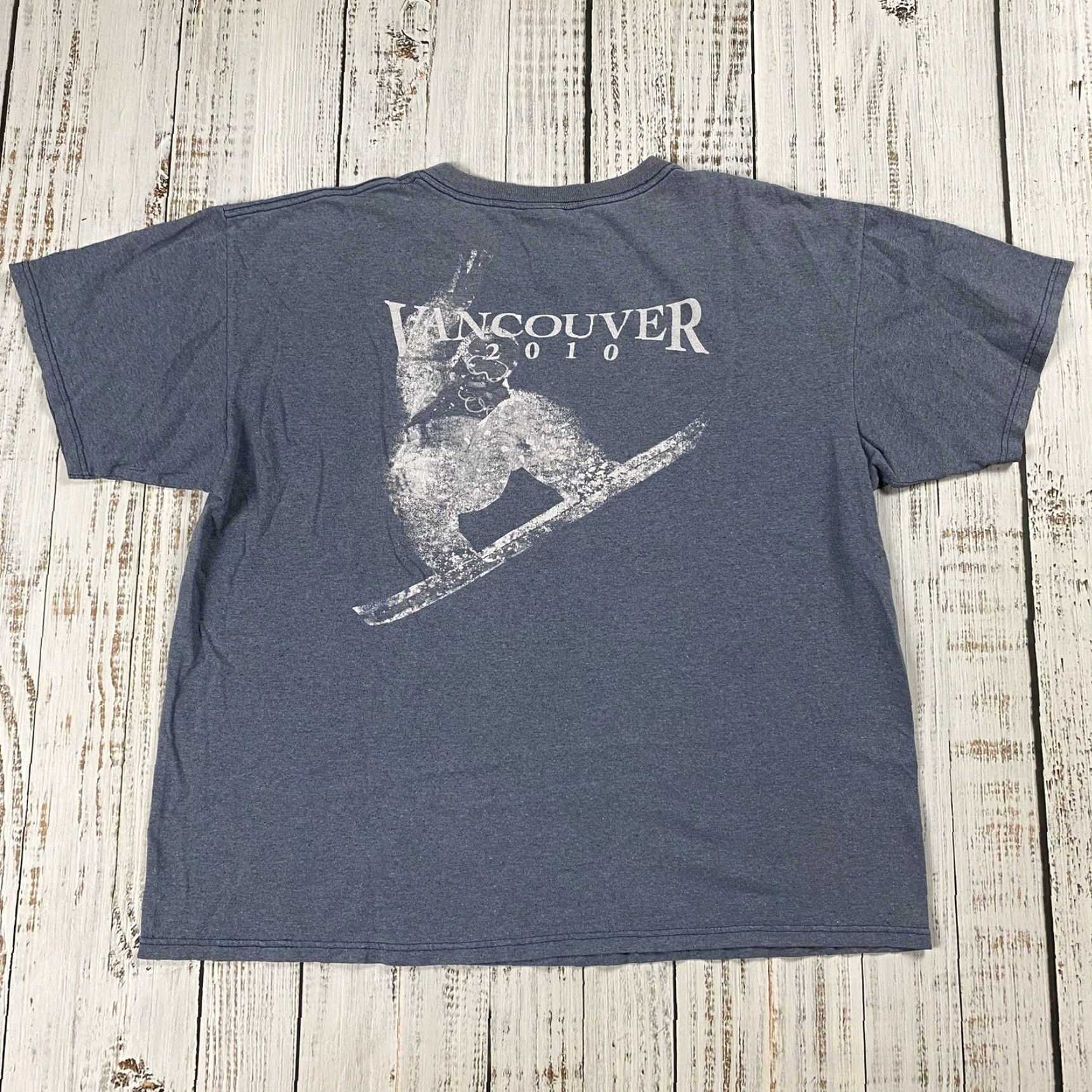 Vintage VANCOUVER WINTER OLYMPICS 2010 MENS CANADA FADED BLUE SKI GRAPHIC T-SHIRT XL SIZE BLUE MEN GRAPHIC 2010s Size US XL / EU 56 / 4 - 5 Thumbnail