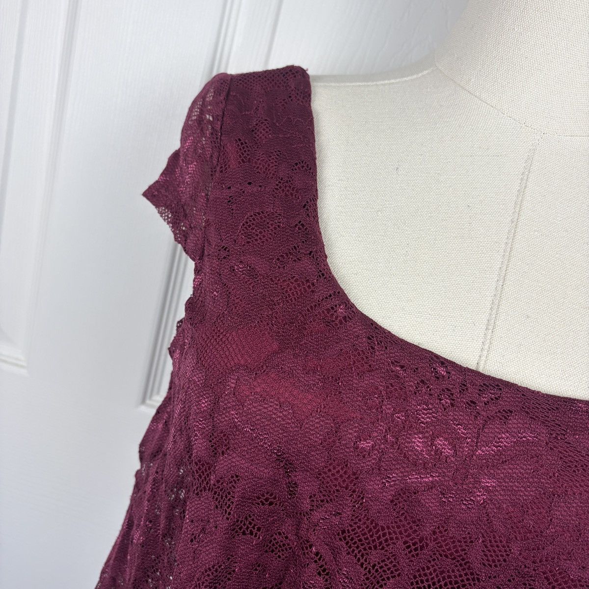 Other Charlotte Russe burgundy lace short sleeve top Size XS / US 0-2 / IT 36-38 - 3 Thumbnail