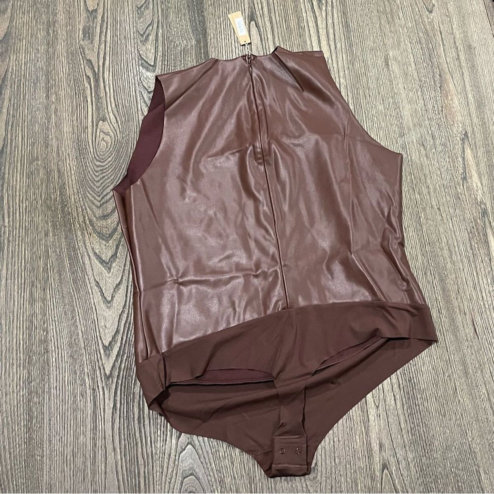 SKIMS NWT Skims Faux Leather Crew Neck Bodysuit Cocoa Size 3X Size 3XL / US 20-22 - 4 Thumbnail