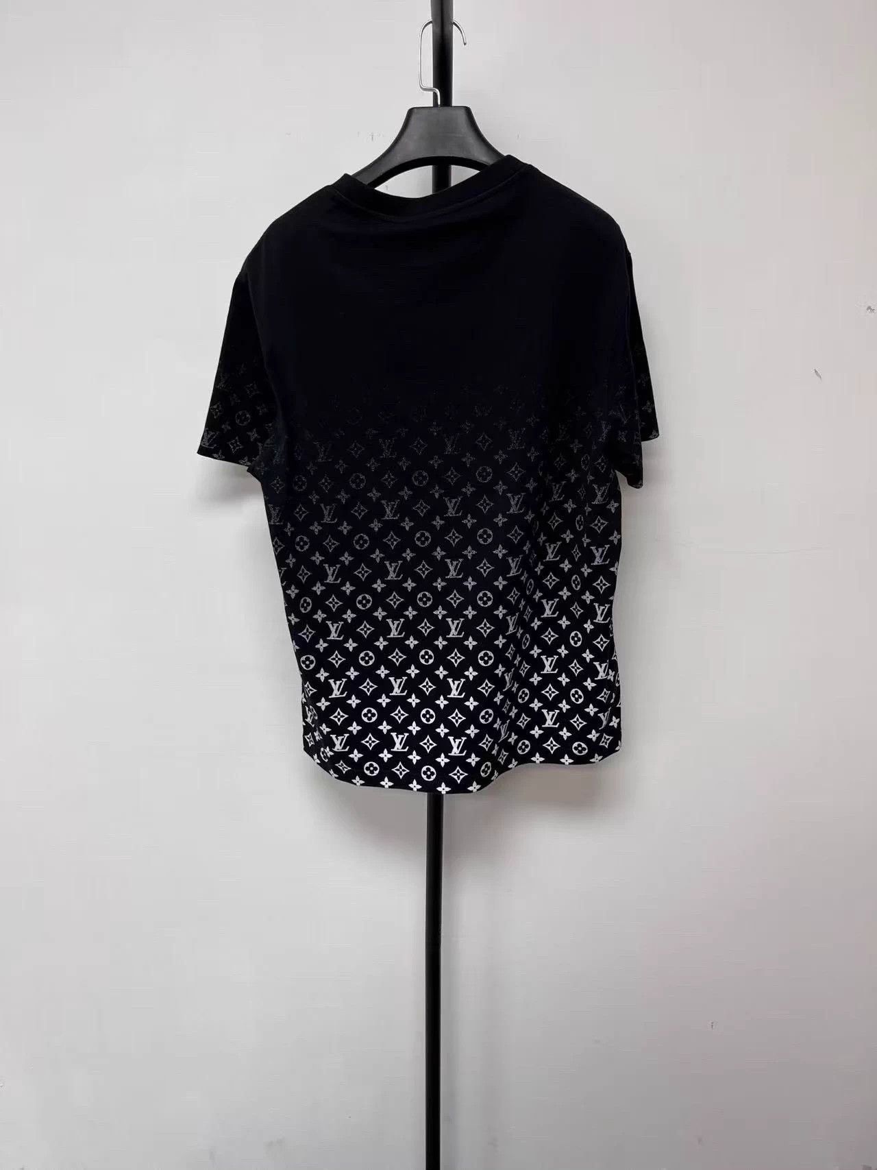 Louis Vuitton LV allover logo print gradient s/s tee m black L Size US L / EU 52-54 / 3 - 2 Thumbnail