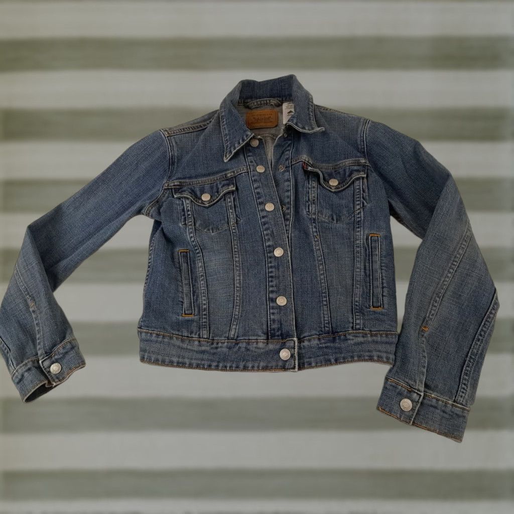Levi's **VINTAGE LEVI'S WOMAN SMALL BLUE JEAN JACKET** User: Vintage Levi's Woman Small Blue Jean Jacket 90s Classic Size 28" / US 6 / IT 42 - 1 Thumbnail