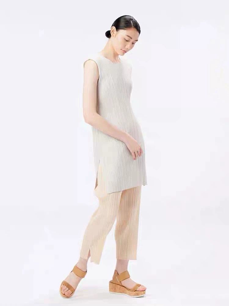 Issey Miyake Issey Miyake White pleated vest Size L / US 10 / IT 46 - 1 Thumbnail