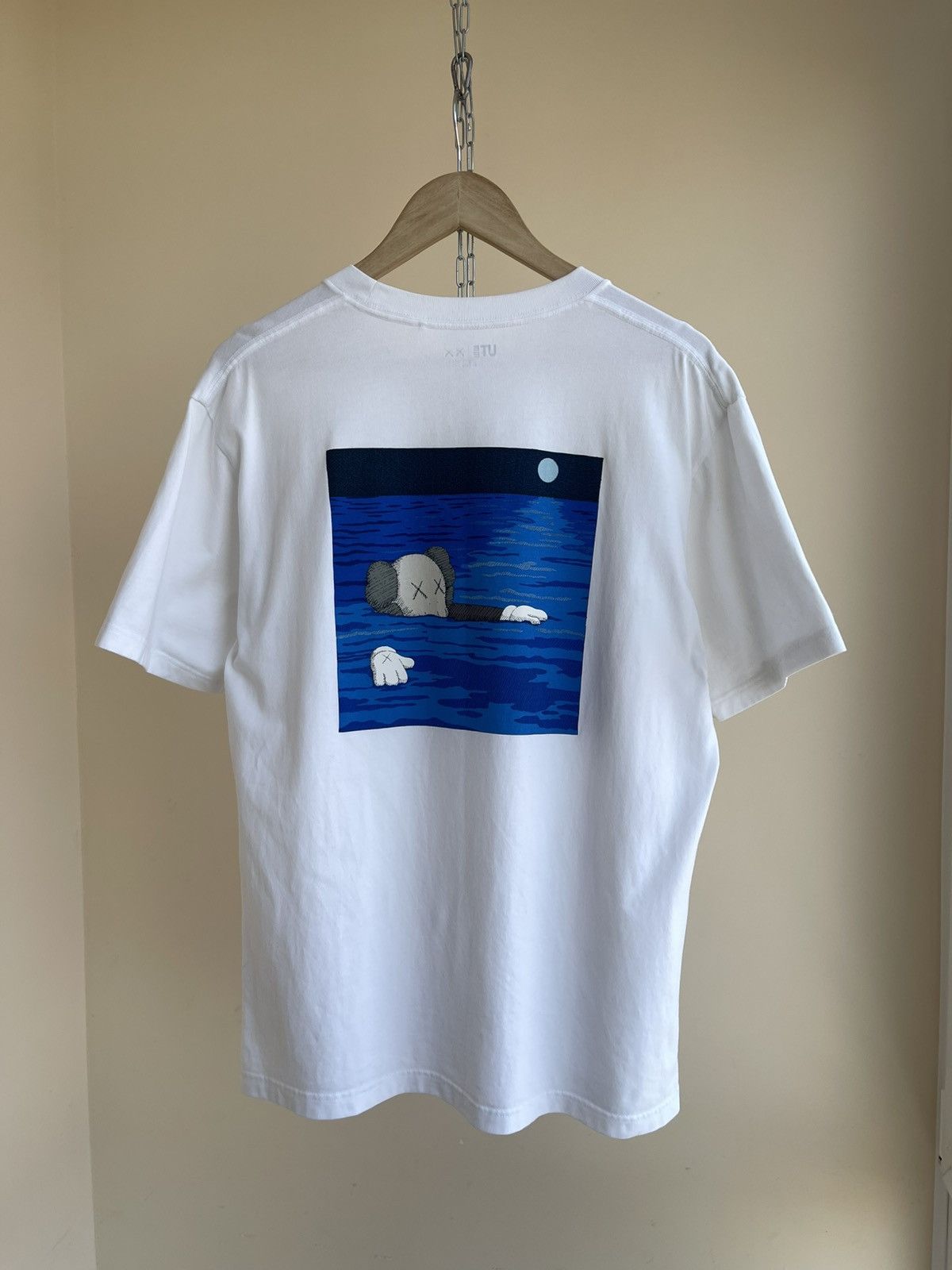 Kaws × Uniqlo Tide Swimming Artbook Cover Companion Graphic Print T-Shirt Size US XL / EU 56 / 4 - 1 Thumbnail