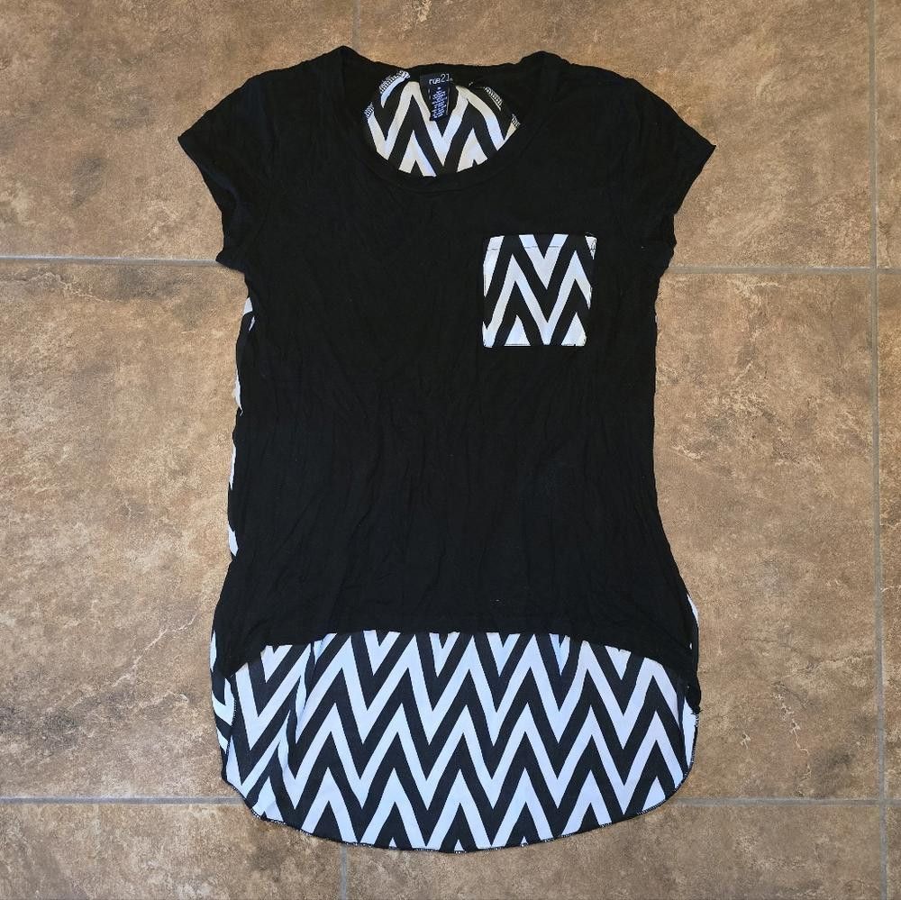 rue21 Black Chevron Rue21 High Low Short Sleeve Size M / US 6-8 / IT 42-44 - 1 Thumbnail