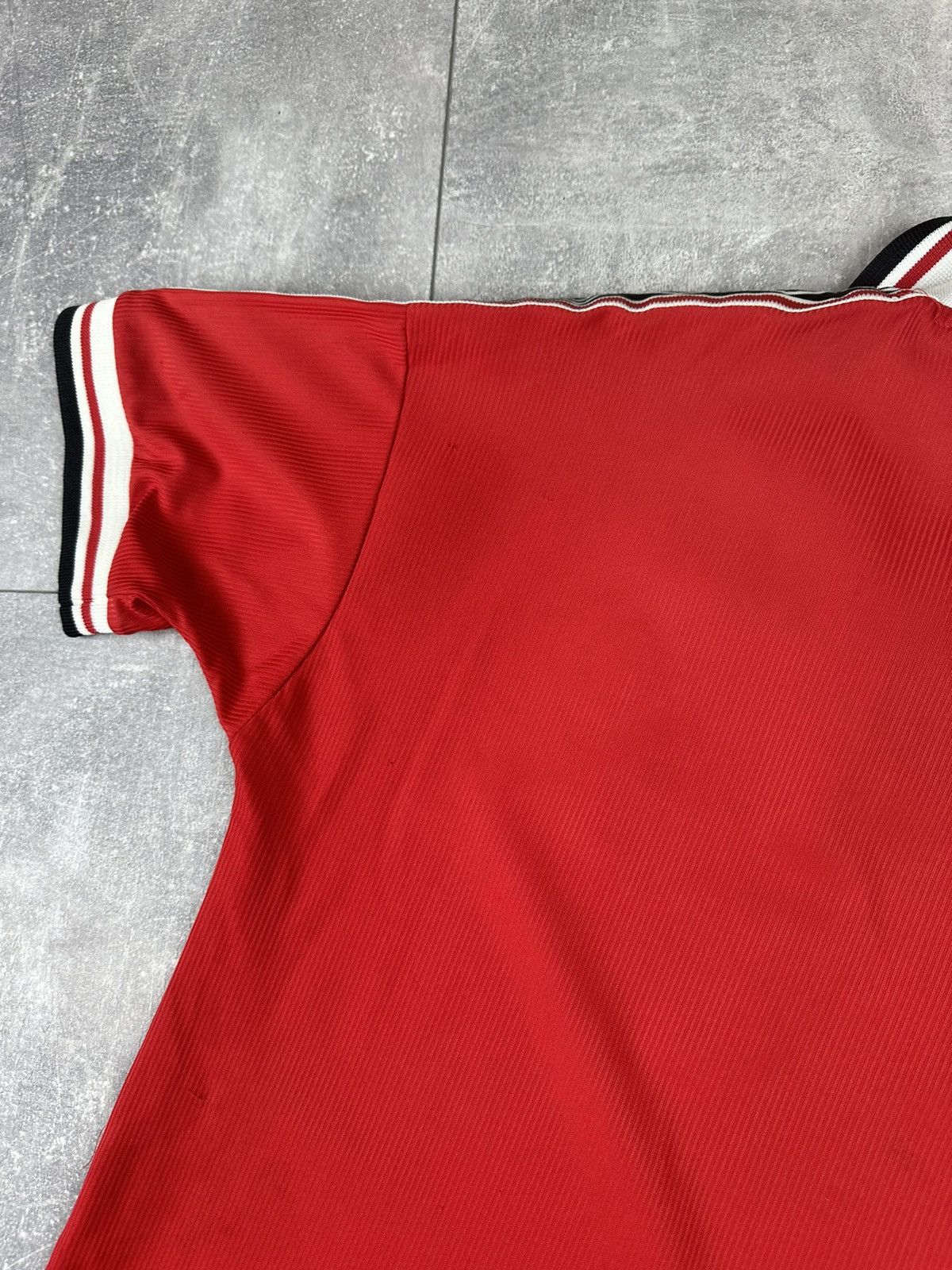Umbro Umbro Manchester United 1998/99 Home Soccer Retro Jersey Size US XS / EU 42 / 0 - 19 Thumbnail