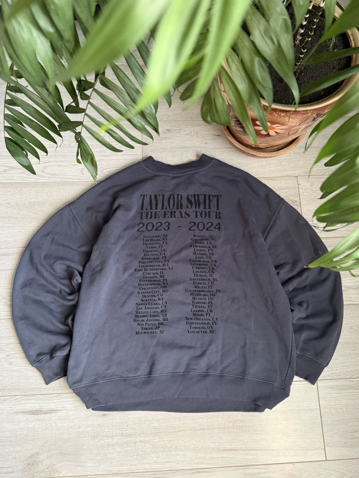 Rap Tees crewneck Taylor Swift The Earth Tour 2023-2024 sweatshirt Size US L / EU 52-54 / 3 - 1 Thumbnail