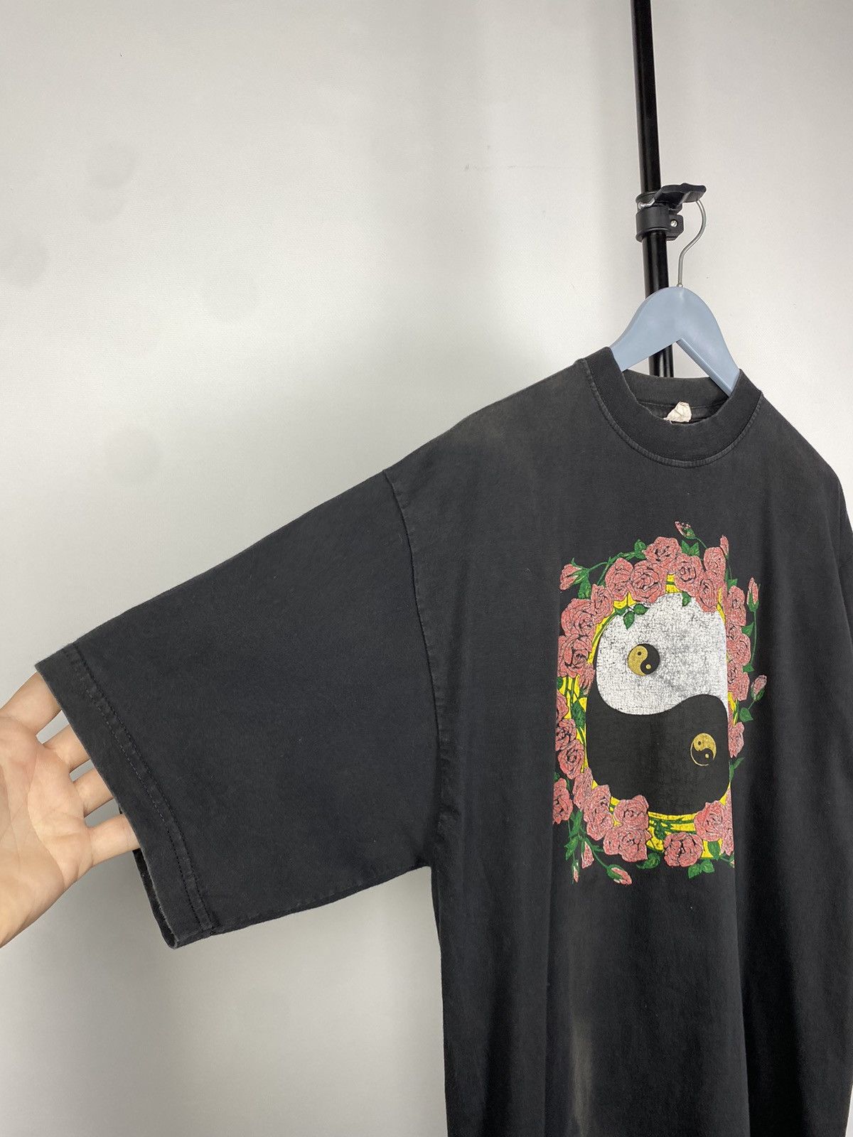 Vintage Vintage 90s Yin and Yang China Roses T-Shirt Size US L / EU 52-54 / 3 - 4 Thumbnail