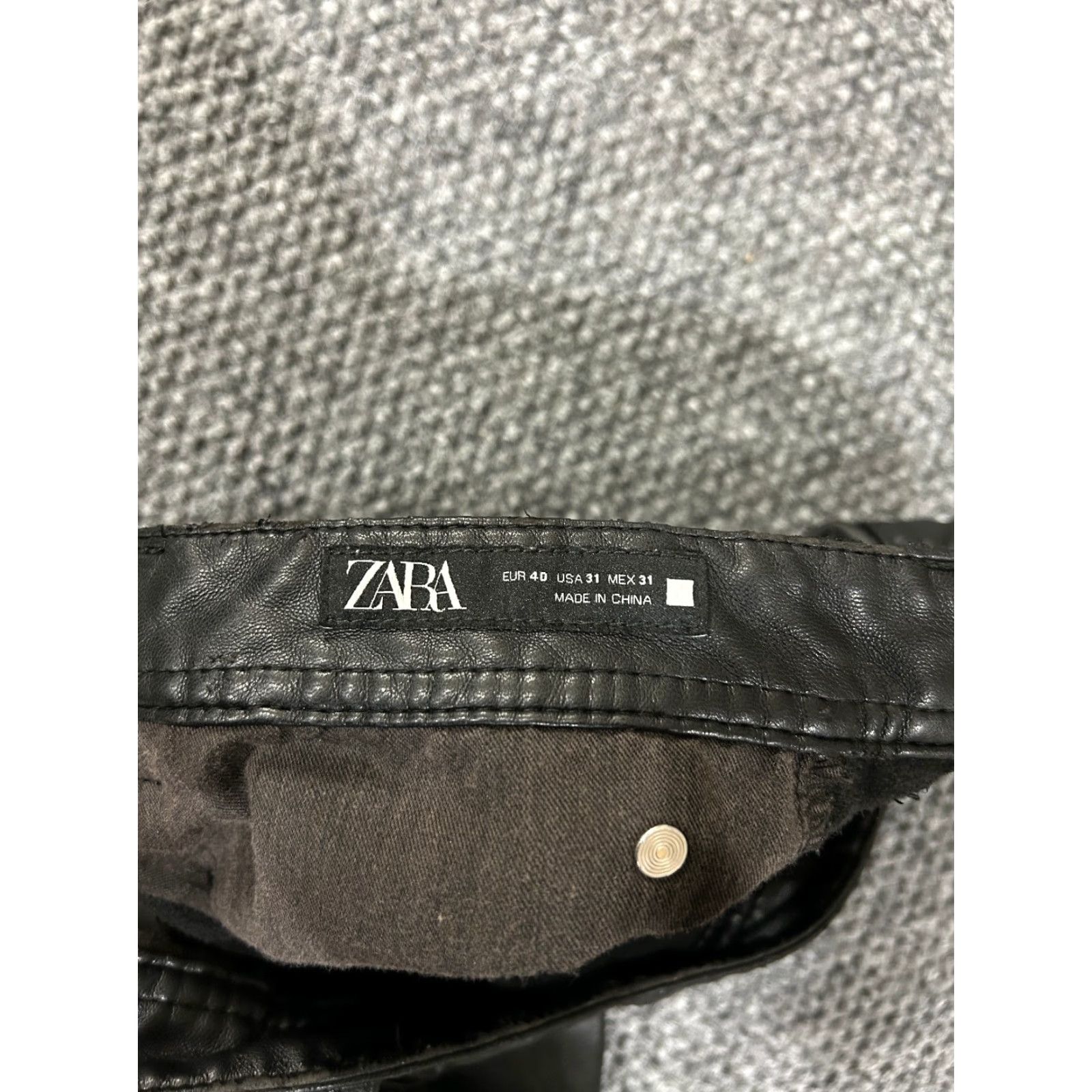 Zara faux leather pants womens 31 black skinny moto Pants Women\'s 31 Black Slim Straight Front Zipper Pockets Faux Leather Polyester Block Color Black